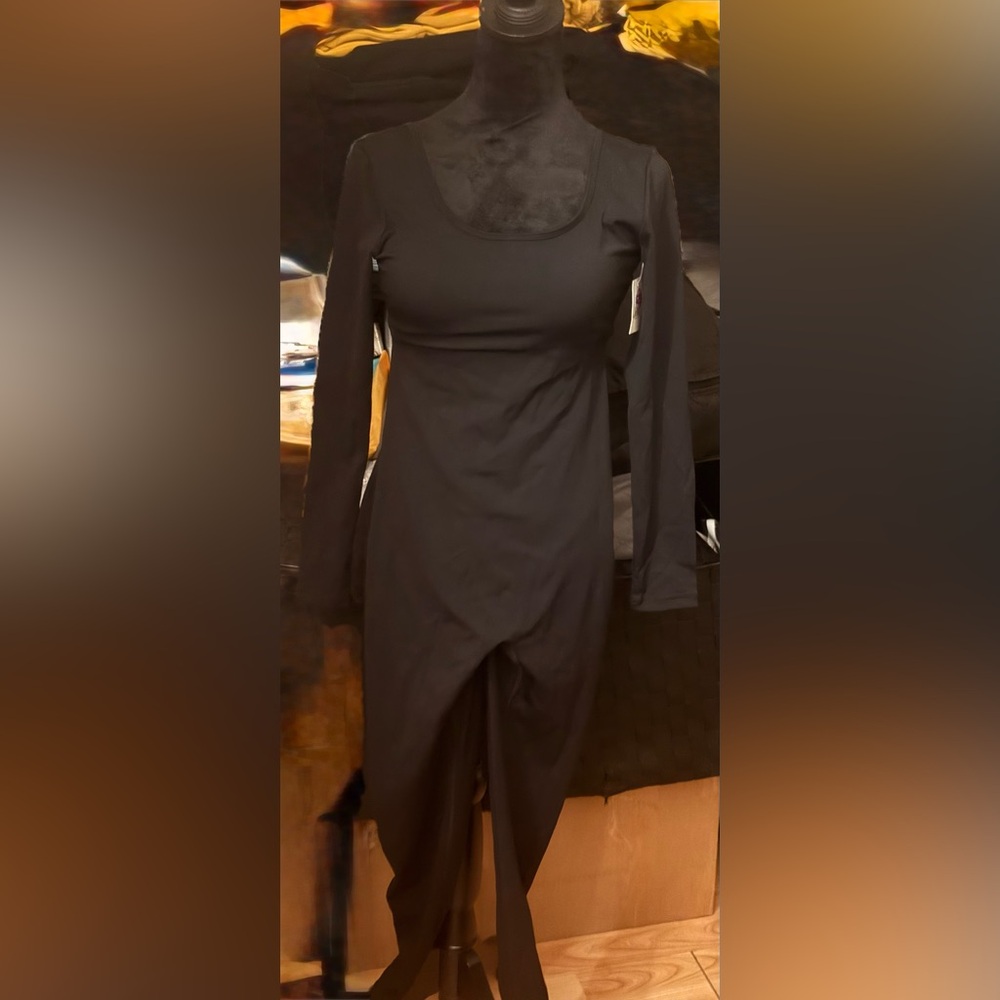 Jenni from Macyβs Black Long Sleeve Jumpsuit with back out & Padding πΌ - Picture 4 of 12
